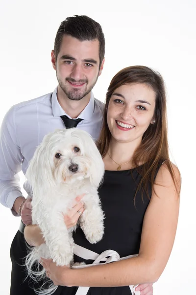 Porträtt av unga lyckliga par med hund - älskare på en romantisk dag på stranden vid solnedgången — Stockfoto