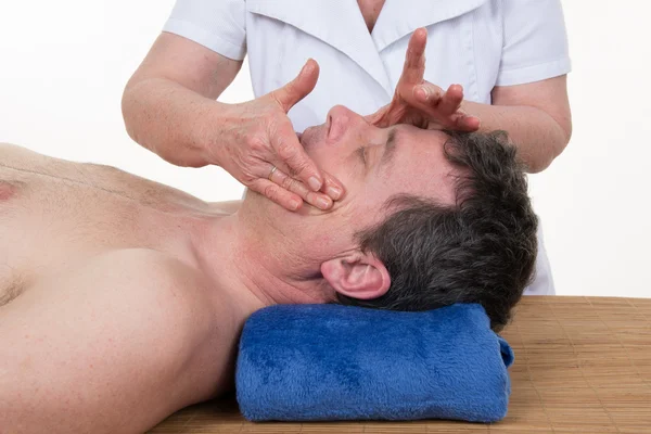 Hombre guapo en el spa recibiendo un facial — Foto de Stock