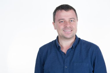 Beyaz adam ayakta ve tefekkür izole kendinden emin