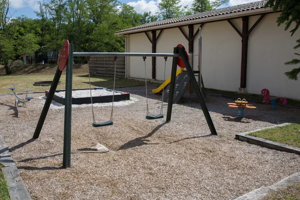 Barevné dřevěné hrát pozemní v městském parku. — Stock fotografie