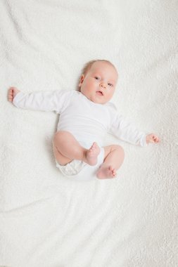 Yeni doğan bebek beyaz romper