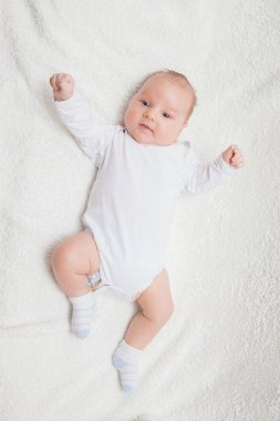 Yeni doğan bebek beyaz romper