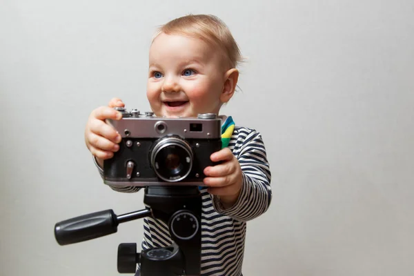 Um ano de idade menino com câmera — Fotografia de Stock