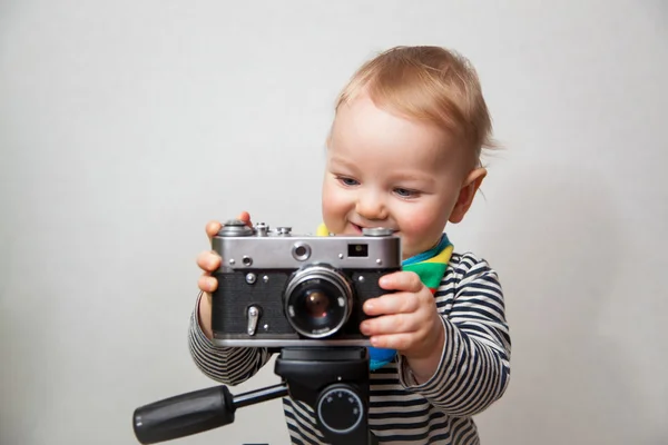 Niño de un año con cámara — Foto de Stock