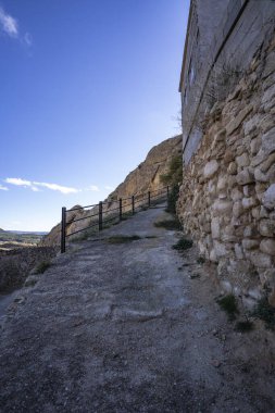 Korkuluklu, dönüştürülmüş bir kaleye giden yol.