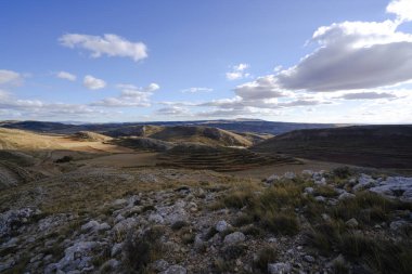 Bulutlu bir sonbahar gününde kurak bir manzara