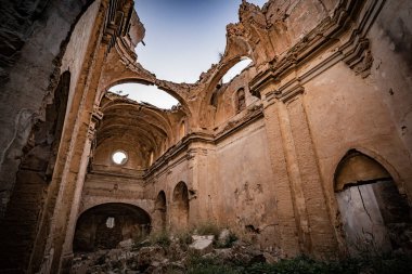 Eski, harabe bir kilisenin içinden bak..