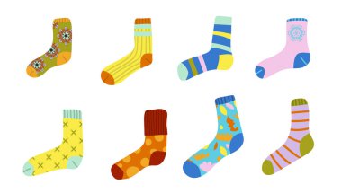 Farklı dokuları, süsleri ve çizgileri olan farklı çoraplar. Düz çocuk tarzı. Modern karikatür kumaşı beyaz arkaplanda izole edilmiş.. 