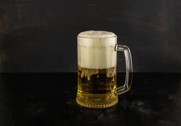 Een Glas Licht Bier Met Schuim Een Donkere Houten Ondergrond — Stockfoto