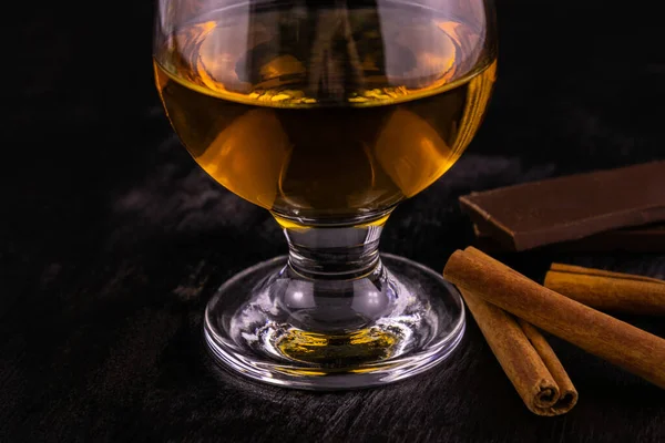 Glas Cognac Chocolade Kaneelstokjes Close — Stockfoto