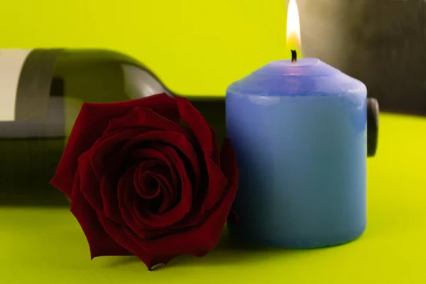 Modrá Svíčka Červená Růže Láhev Vína Zblízka Světle Zeleném Pozadí — Stock fotografie