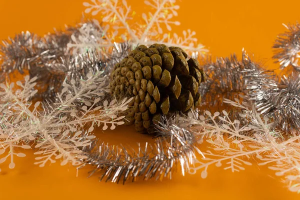 Turuncu Arka Planda Noel Kar Taneleri Süsler Çam Kozalakları — Stok fotoğraf