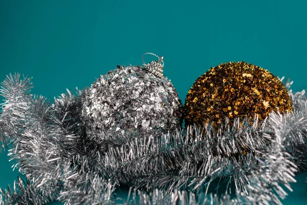 Noel Oyuncağı Turkuaz Arka Planda Gümüş Altın Kaplama Süslemeler — Stok fotoğraf