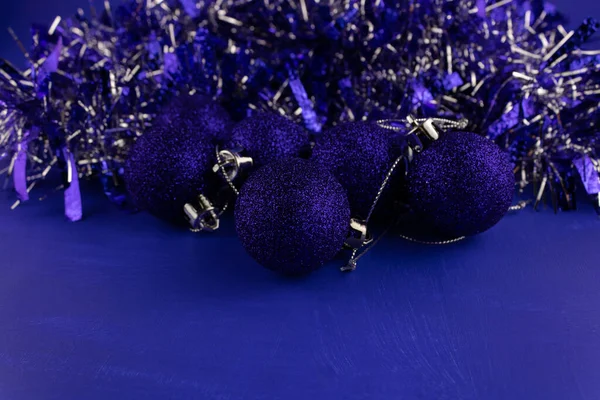 Globos Azules Navideños Oropel Sobre Fondo Azul Espacio Copiado — Foto de Stock