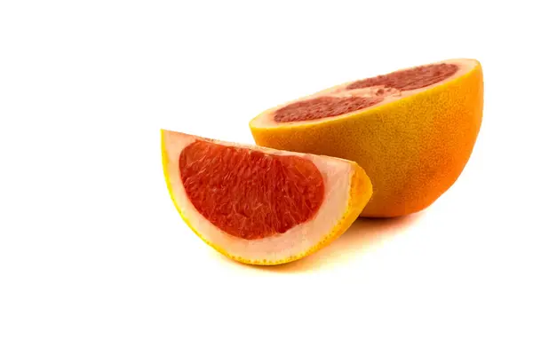 Hälfte Und Scheibe Saftige Grapefruit Nahaufnahme Isoliert Auf Weißem Hintergrund — Stockfoto