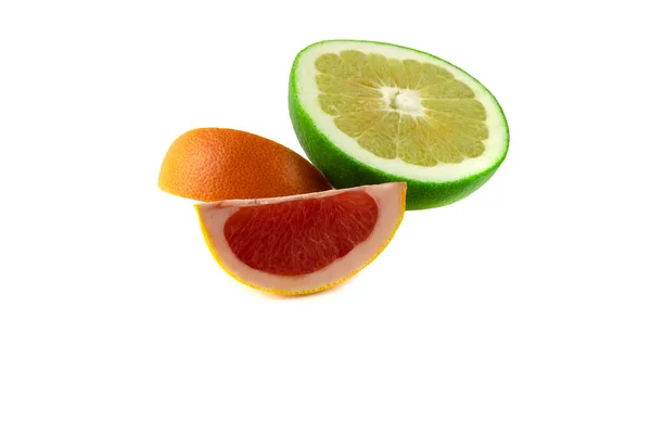 Halv Saftig Lime Och Två Skivor Grapefrukt Närbild Isolerade Vit — Stockfoto