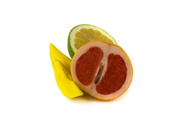 Grapefrukt Och Kalk Halvor Med Mango Skivor Närbild Isolerad Vit — Stockfoto