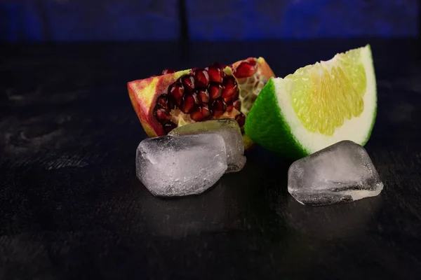 Limette Und Granatapfel Mit Eiswürfeln Nahaufnahme Auf Dunklem Holzgrund — Stockfoto