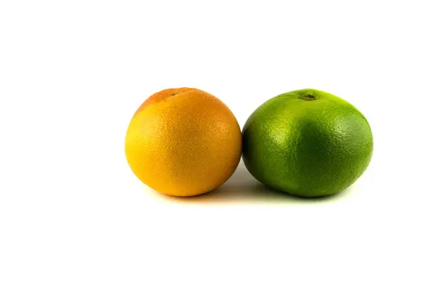 Ζουμερό Γκρέιπφρουτ Και Lime Close Απομονωμένα Λευκό Φόντο — Φωτογραφία Αρχείου