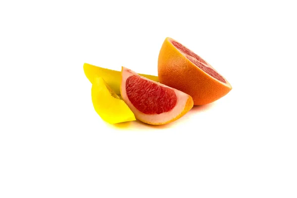 Soczyste Połówki Grejpfrutów Dwa Plastry Mango Zbliżeniu Izolowane Białym Tle — Zdjęcie stockowe