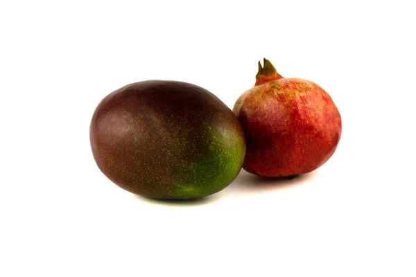 Mango Und Saftige Granatäpfel Nahaufnahme Isoliert Auf Weißem Hintergrund — Stockfoto