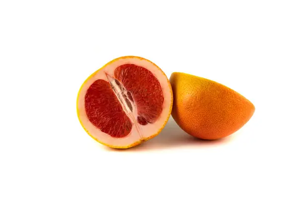 Zwei Saftige Hälften Grapefruit Nahaufnahme Isoliert Auf Weißem Hintergrund — Stockfoto