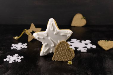 Zencefilli çörek ve Noel süslemeleri koyu ahşap bir arka planda kapanıyor.