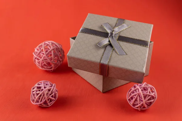 Caja Regalo Gris Con Bolas Decoradas Sobre Fondo Rojo — Foto de Stock