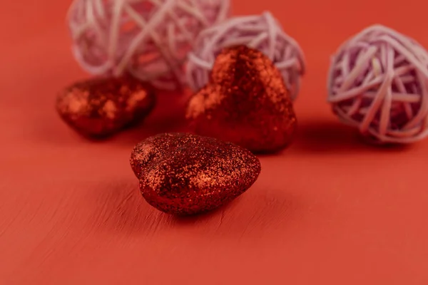 Vermelho Corações Brilhantes Decoração Rosa Perto Fundo Vermelho — Fotografia de Stock