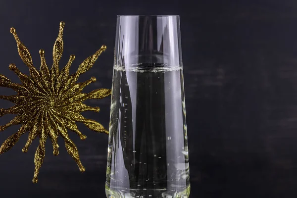 Champagner Und Eine Goldene Schneeflocke Nahaufnahme Auf Dunklem Hintergrund — Stockfoto