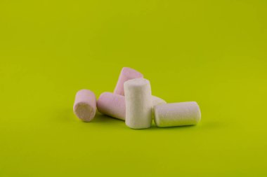 Açık yeşil arka planda zarif beyaz ve pembe sufle..