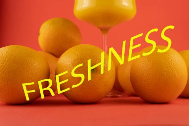 Taze portakallar ve meyve suyu yakın plan kırmızı arka planda 