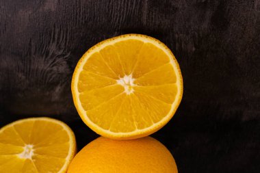 Koyu ahşap bir arka planda sulu olgun portakal..