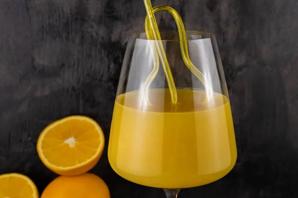 Jus Agrumes Dans Verre Avec Gros Plan Paille Sur Fond — Photo