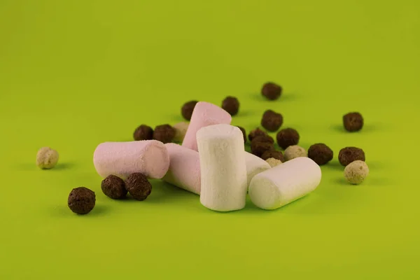 Delicado Souffle Rosa Bolas Chocolate Close Fundo Verde Claro — Fotografia de Stock