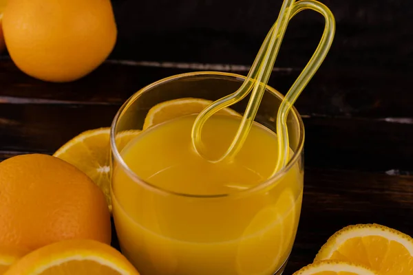 Χυμός Ποτήρι Καλαμάκι Και Ζουμερά Πορτοκάλια Από Κοντά Σκούρο Ξύλινο — Φωτογραφία Αρχείου