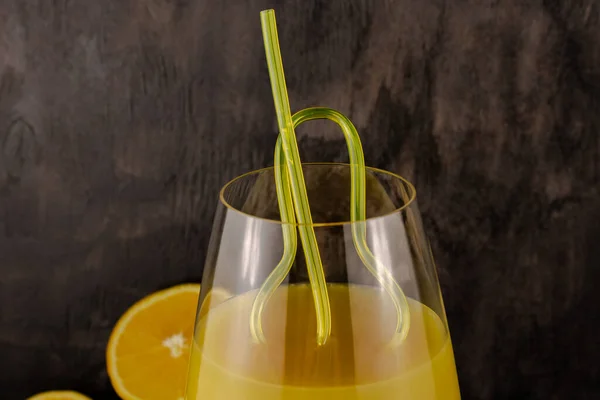 Sinaasappelsap Een Glas Met Een Rietje Een Donkere Achtergrond Close — Stockfoto