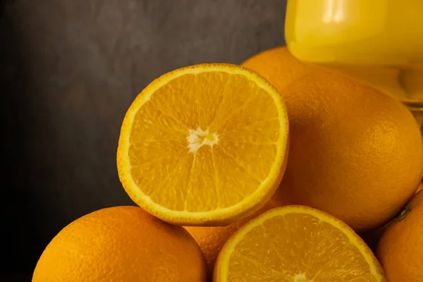 유리잔 더미에 오렌지를 넣는다 — 스톡 사진