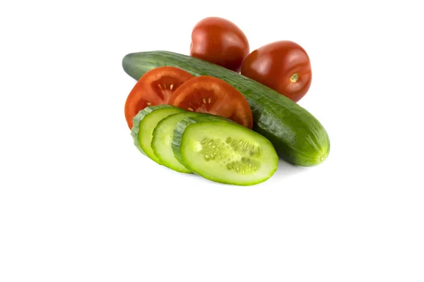 Świeże Zielone Ogórki Czerwone Pomidory Posiekane Nich Izolowane Białym Zbliżeniu — Zdjęcie stockowe