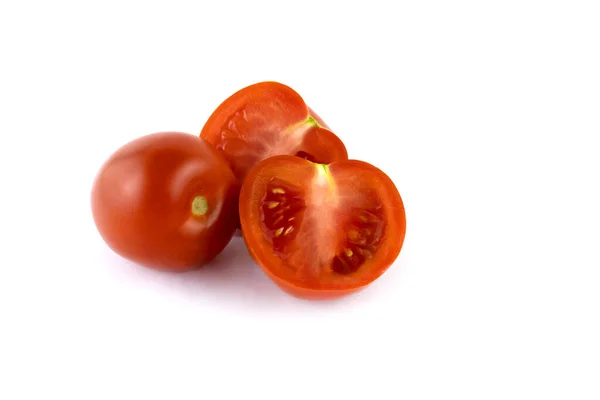 Jedna Cała Dwie Połówki Soczystego Czerwonego Pomidora Wyizolowanego Białym Zbliżeniu — Zdjęcie stockowe