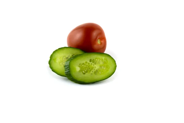 Pomidor Pokrojone Plasterki Zielone Ogórki Izolowane Białym Zbliżeniu — Zdjęcie stockowe