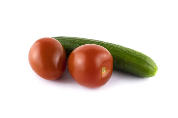 Dwa Soczyste Czerwone Pomidory Zielony Ogórek Zbliżenie Izolowane Białym Tle — Zdjęcie stockowe