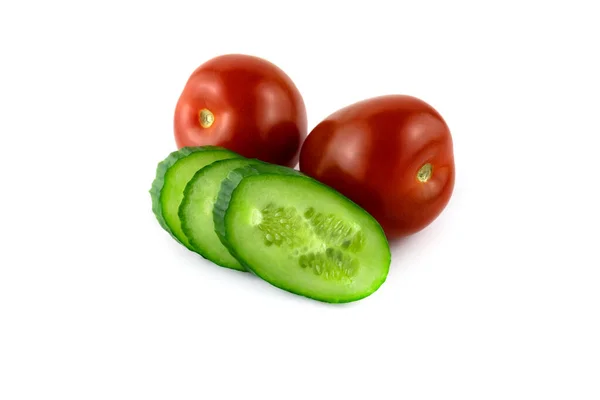 Dwa Czerwone Pomidory Plastry Ogórka Bliska Odizolowane Białym Tle — Zdjęcie stockowe