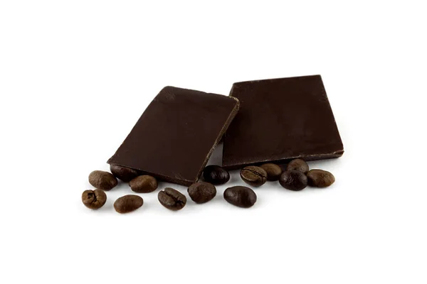 Due Pezzi Cioccolato Fondente Chicchi Caffè Vicino Isolati Fondo Bianco — Foto Stock
