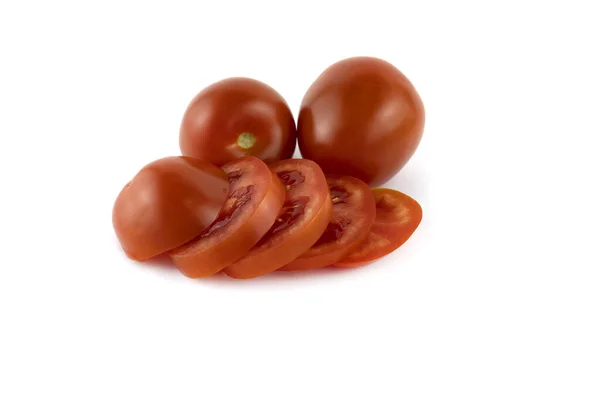 Dois Tomates Vermelhos Suculentos Inteiros Fatiado Isolado Fundo Branco Fechar — Fotografia de Stock