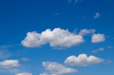 Mavi gökyüzü berrak gün manzarası