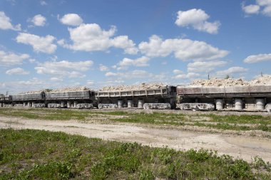 yük vagonları yük treni doğal kaynakların üretimiyle çalışıyor.