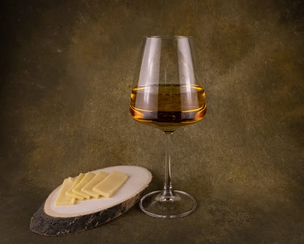 Een Langsteelig Glas Witte Wijn Met Gesneden Kaas Close Een — Stockfoto