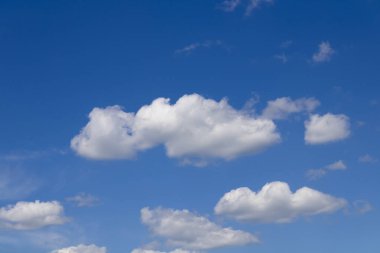 Mavi gökyüzü berrak gün manzarası