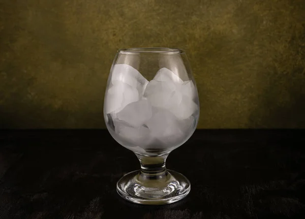 Cubitos Hielo Vaso Sobre Fondo Madera Oscura — Foto de Stock